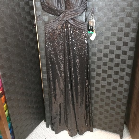 Size Medium backless dress HUGE DISCOUNT - Picture 2 of 5